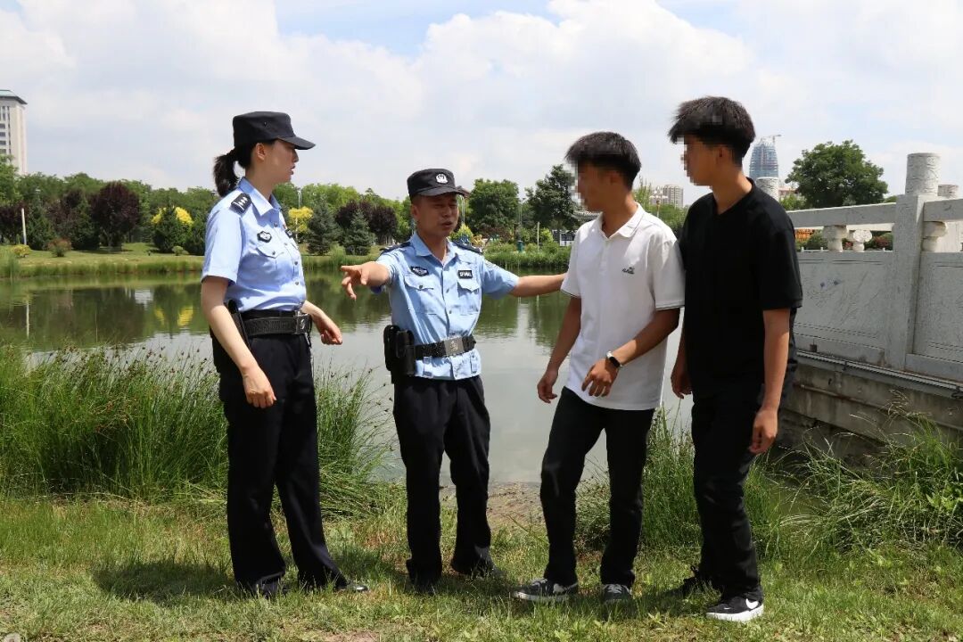 书包里的彩页,岸边的扩音器:民警用“碎碎念”换孩子的“步步稳”