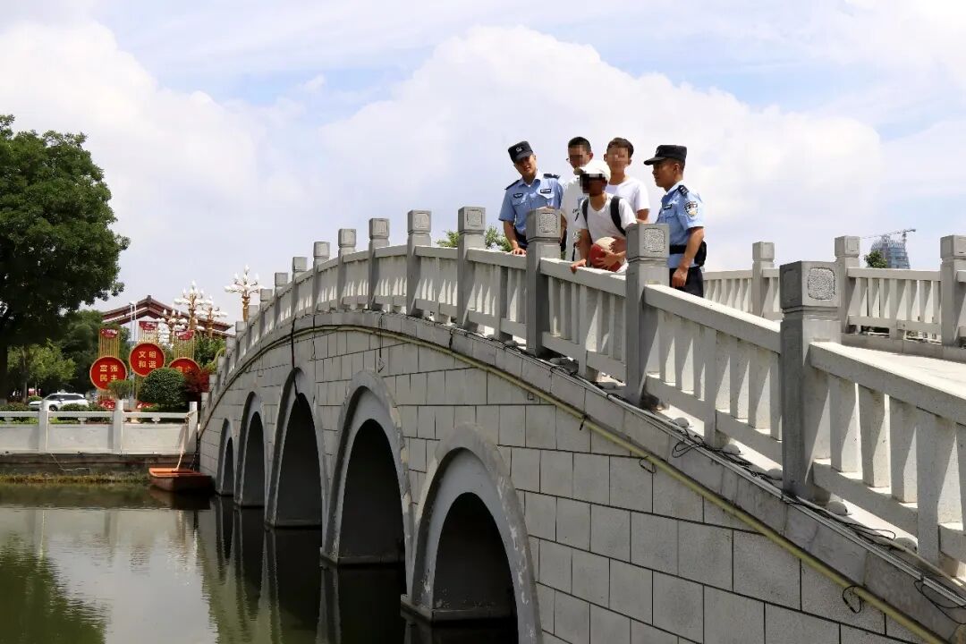书包里的彩页,岸边的扩音器:民警用“碎碎念”换孩子的“步步稳”
