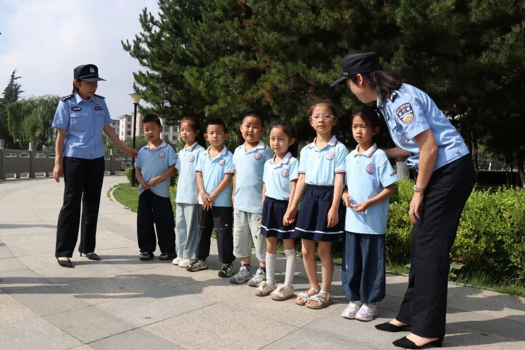 书包里的彩页,岸边的扩音器:民警用“碎碎念”换孩子的“步步稳”
