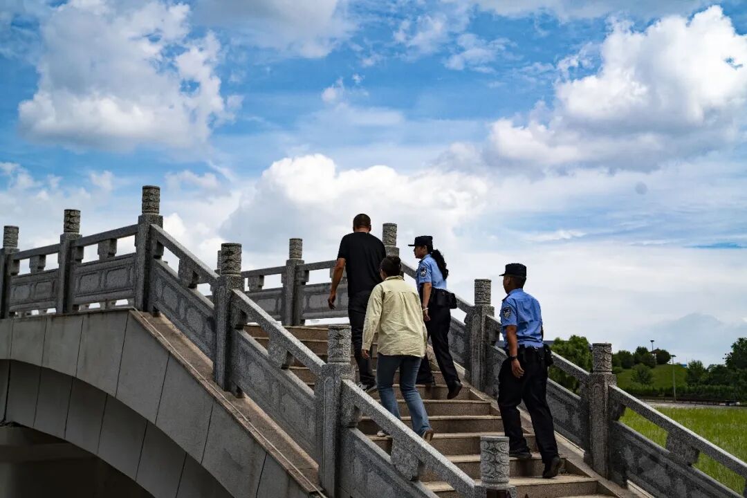 书包里的彩页,岸边的扩音器:民警用“碎碎念”换孩子的“步步稳”