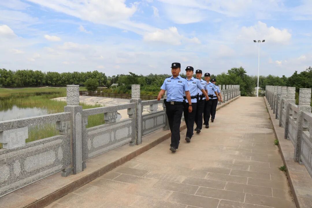 书包里的彩页,岸边的扩音器:民警用“碎碎念”换孩子的“步步稳”