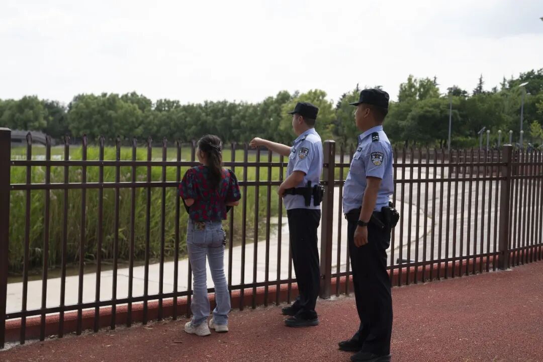 书包里的彩页,岸边的扩音器:民警用“碎碎念”换孩子的“步步稳”