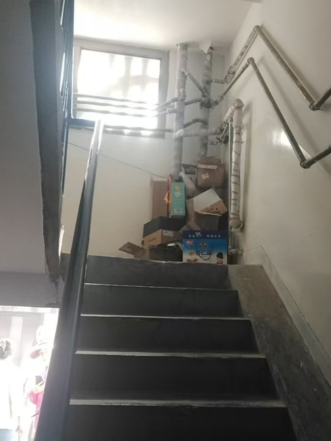 解放路社区某小区,楼道堆积杂物。