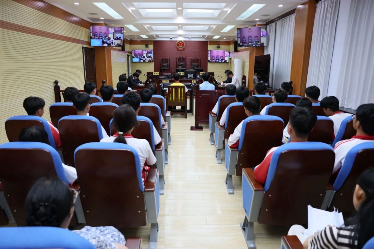 庆阳市中级人民法院开展“走进法院当法官模拟法庭”普及行活动暨普法讲座