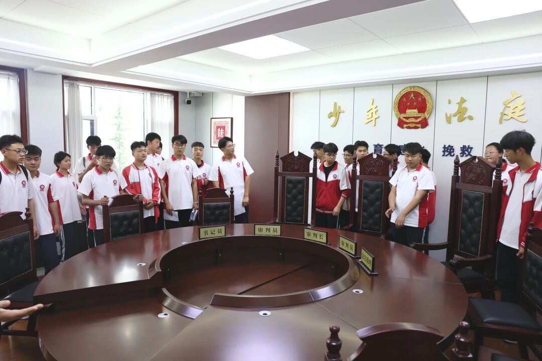 庆阳市中级人民法院开展“走进法院当法官模拟法庭”普及行活动暨普法讲座