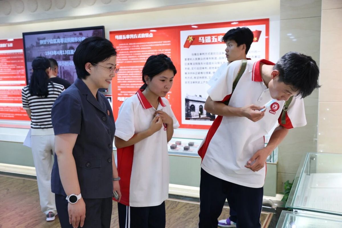 庆阳市中级人民法院开展“走进法院当法官模拟法庭”普及行活动暨普法讲座