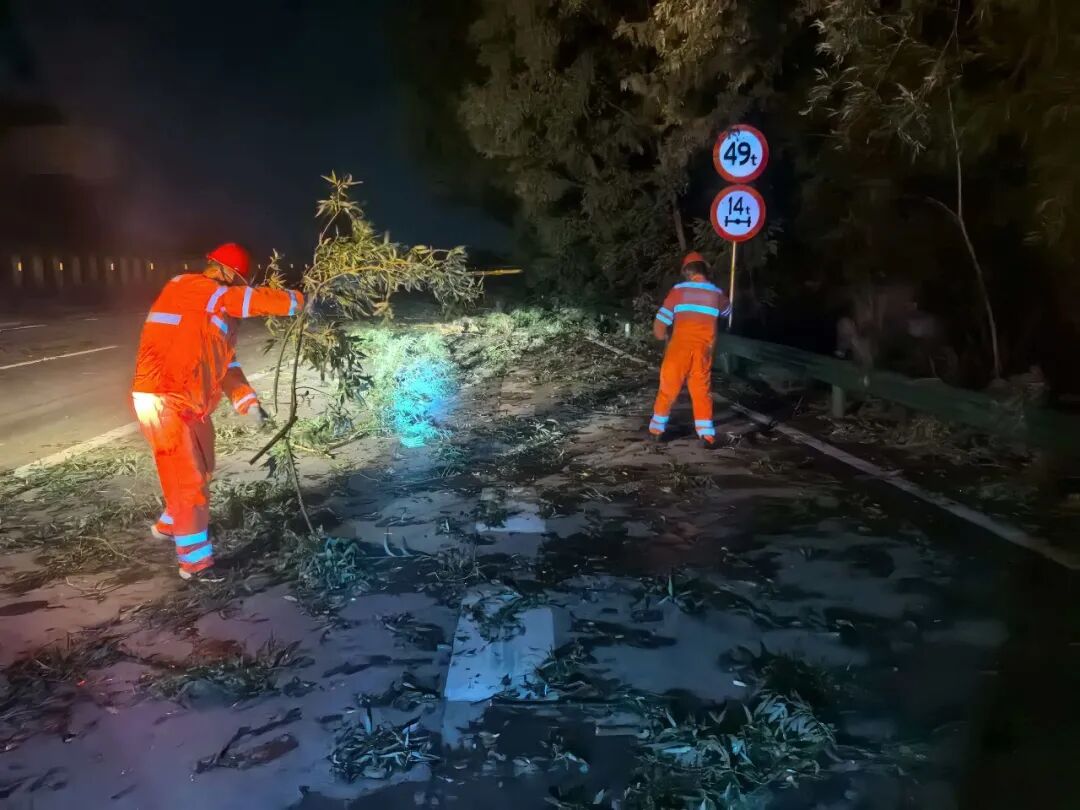 西峰综合养运中心全力筑牢辖区道路防汛安全屏障