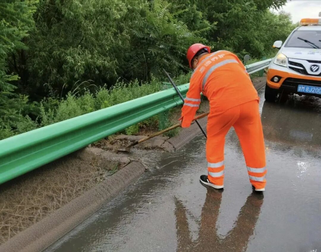 西峰综合养运中心全力筑牢辖区道路防汛安全屏障