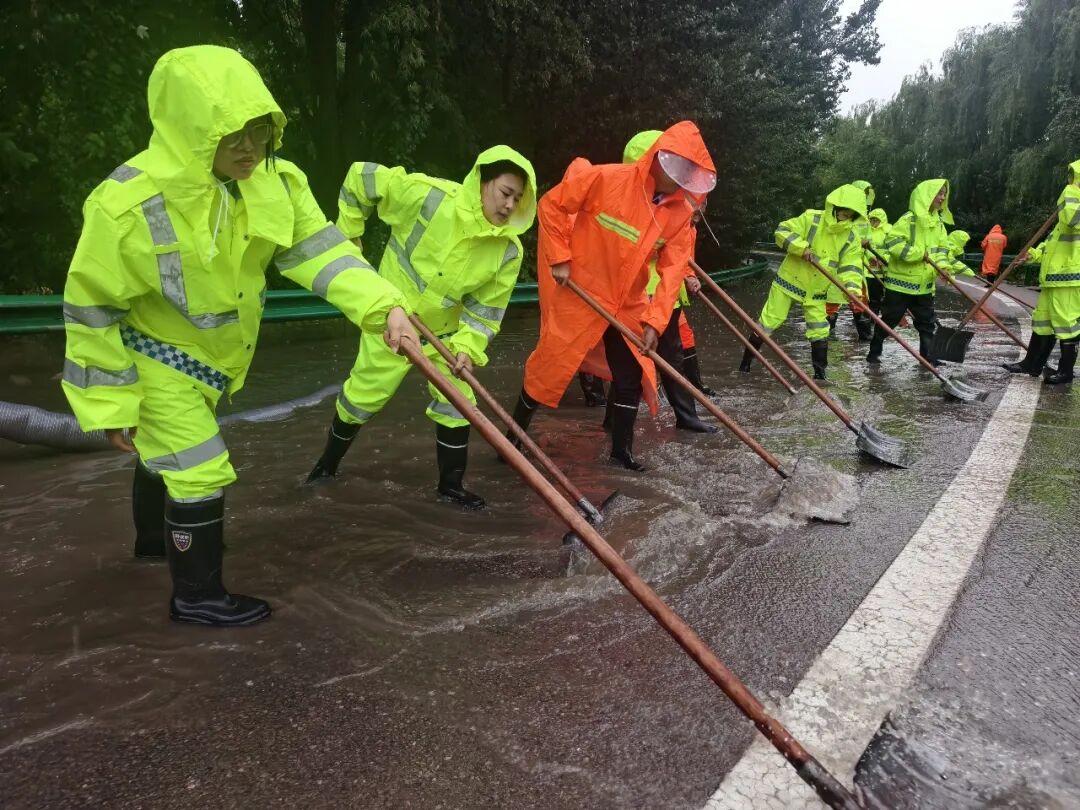 西峰综合养运中心全力筑牢辖区道路防汛安全屏障