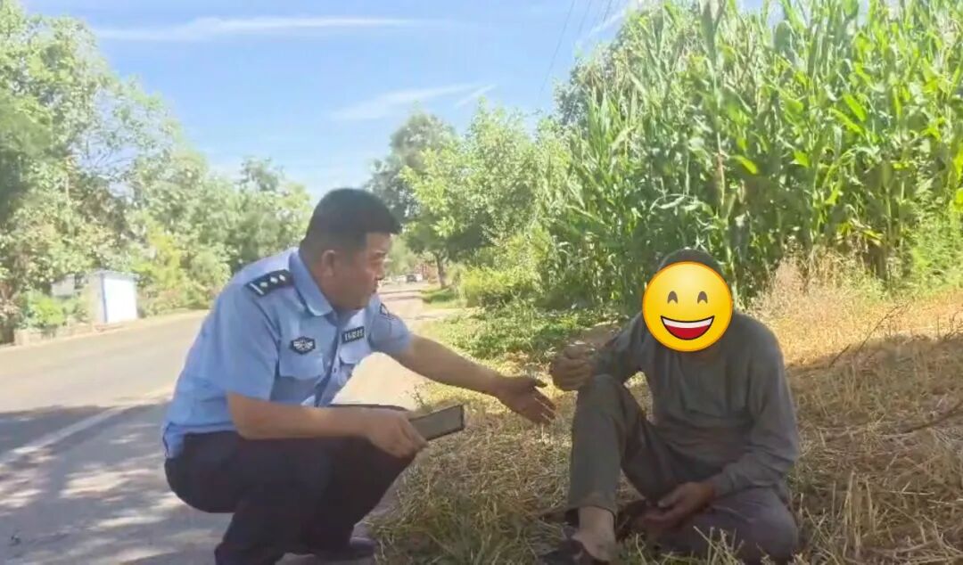 7月5日15时40分许,庆阳市宁县公安局和盛交警中队民警在出警途中,发现一位老人躺在路边,身旁车辆不时呼啸而过,情况十分危险。