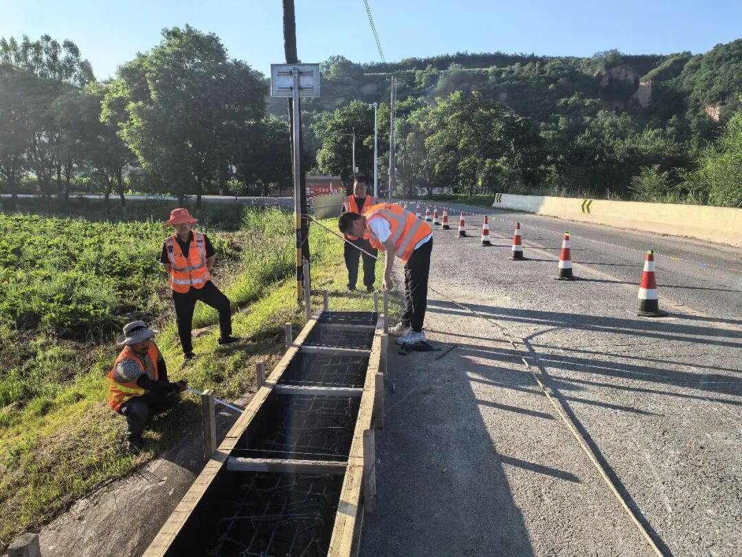 正宁公路段G327线秦家店子桥公路安全设施精细化提升工程有序推进