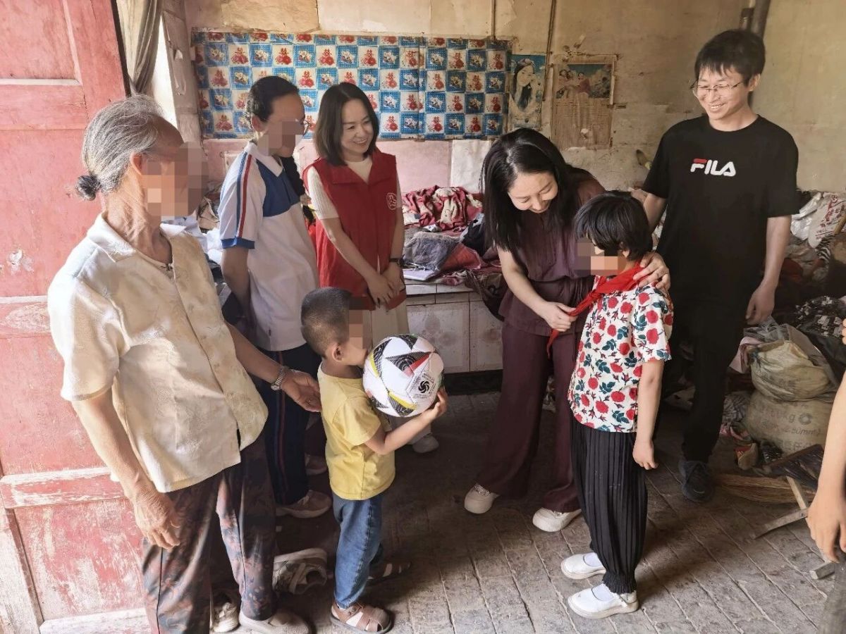 正宁县妇联民政联合走访全县孤困儿童