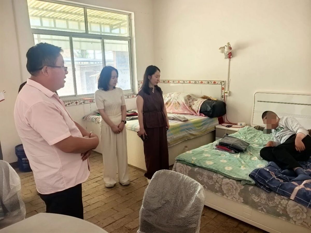 正宁县妇联民政联合走访全县孤困儿童
