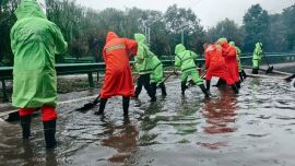 西峰综合养运中心全力筑牢辖区道路防汛安全屏障