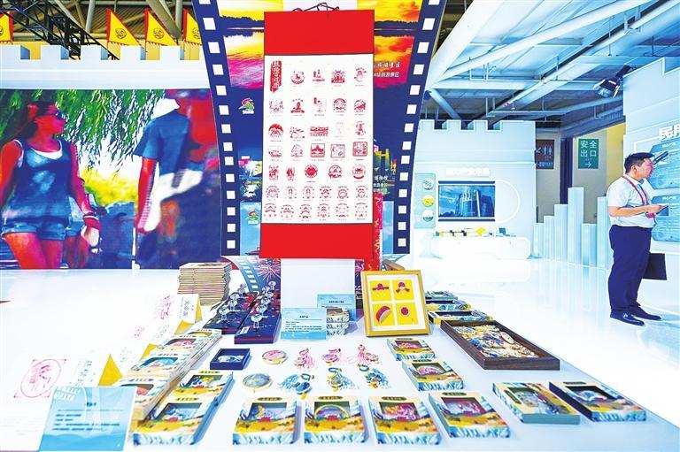 嘉峪关馆非遗文创展区。