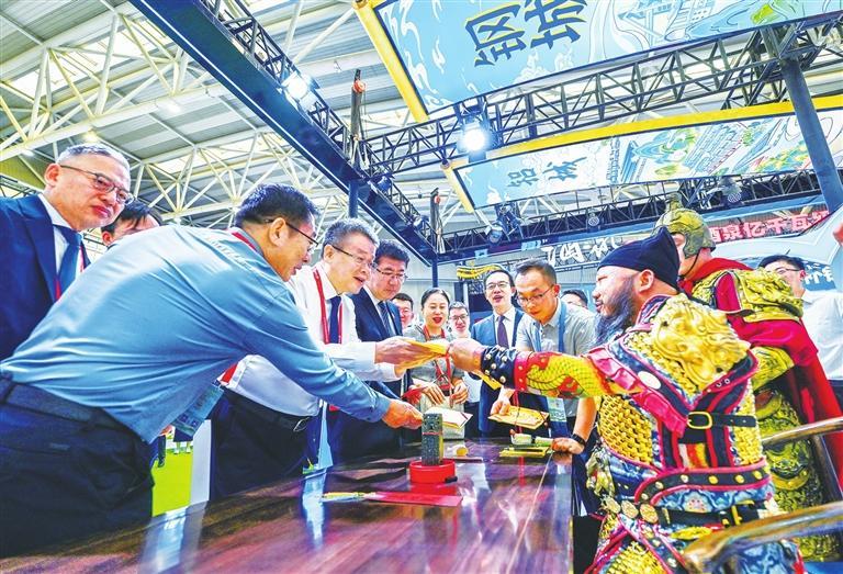 客商在嘉峪关馆“申领关照”。