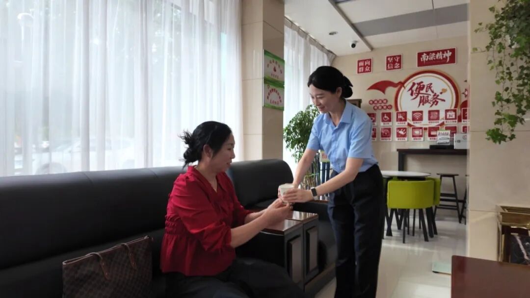华池:“跨省通办”解民忧 锦旗点赞政务服务暖人心
