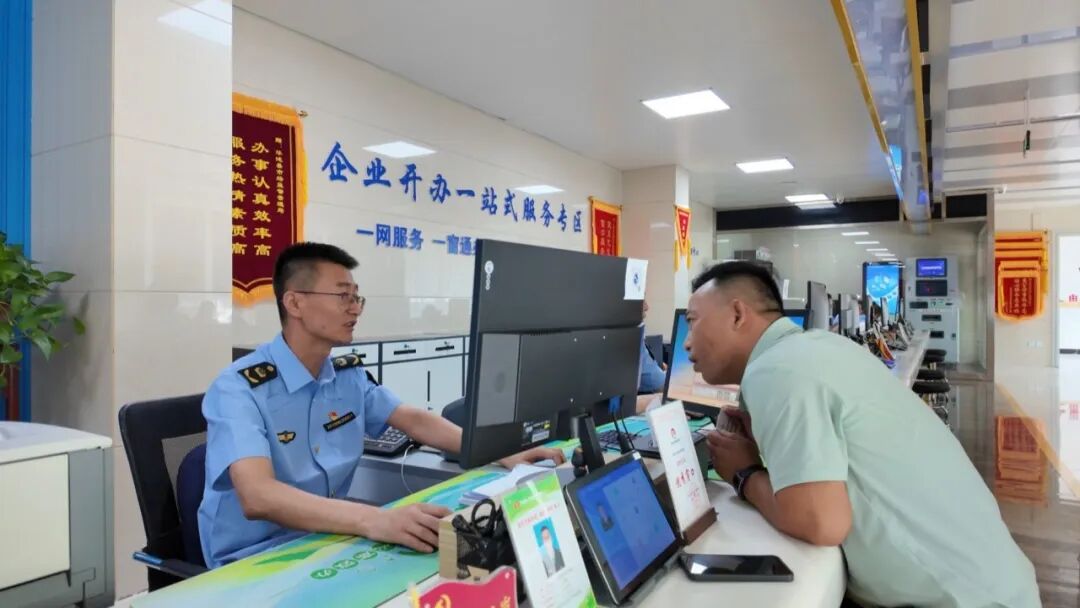 华池:“跨省通办”解民忧 锦旗点赞政务服务暖人心