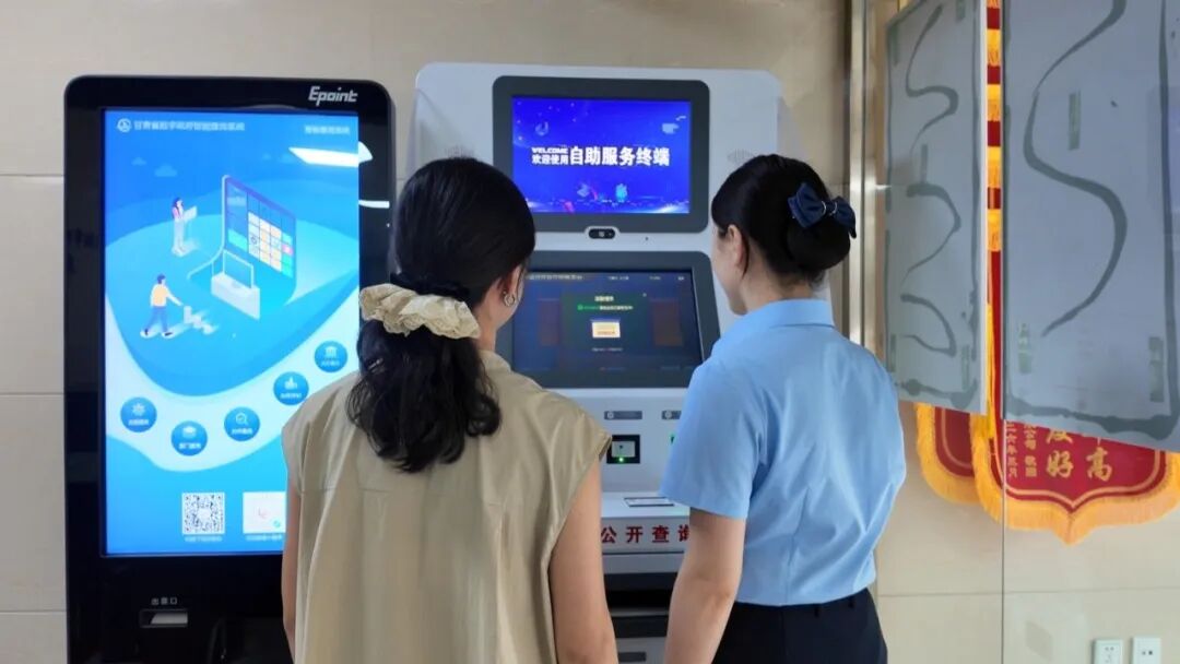 华池:“跨省通办”解民忧 锦旗点赞政务服务暖人心