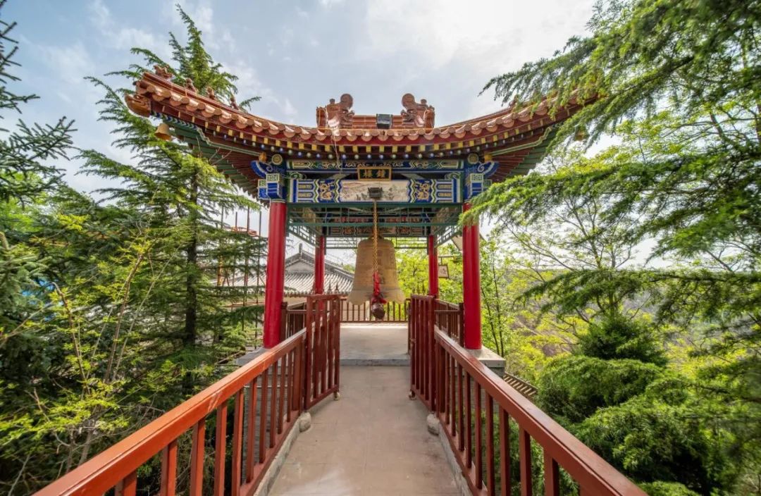 在古柏的浓荫里触摸历史的脉搏,在山巅的烈风中拥抱天地的辽阔,在岐伯殿的幽静中汲取智慧的清凉。这片屹立于黄土高原之上的圣地,以它的高拔、它的苍翠、它的厚重、它的清风,在炎炎夏日里,铸就了一座无需冰雪、却足以让灵魂安然栖息的清凉圣殿。当山下犹自暑气蒸腾,你已携一襟周陵清风,心贮清泉,从容归去。