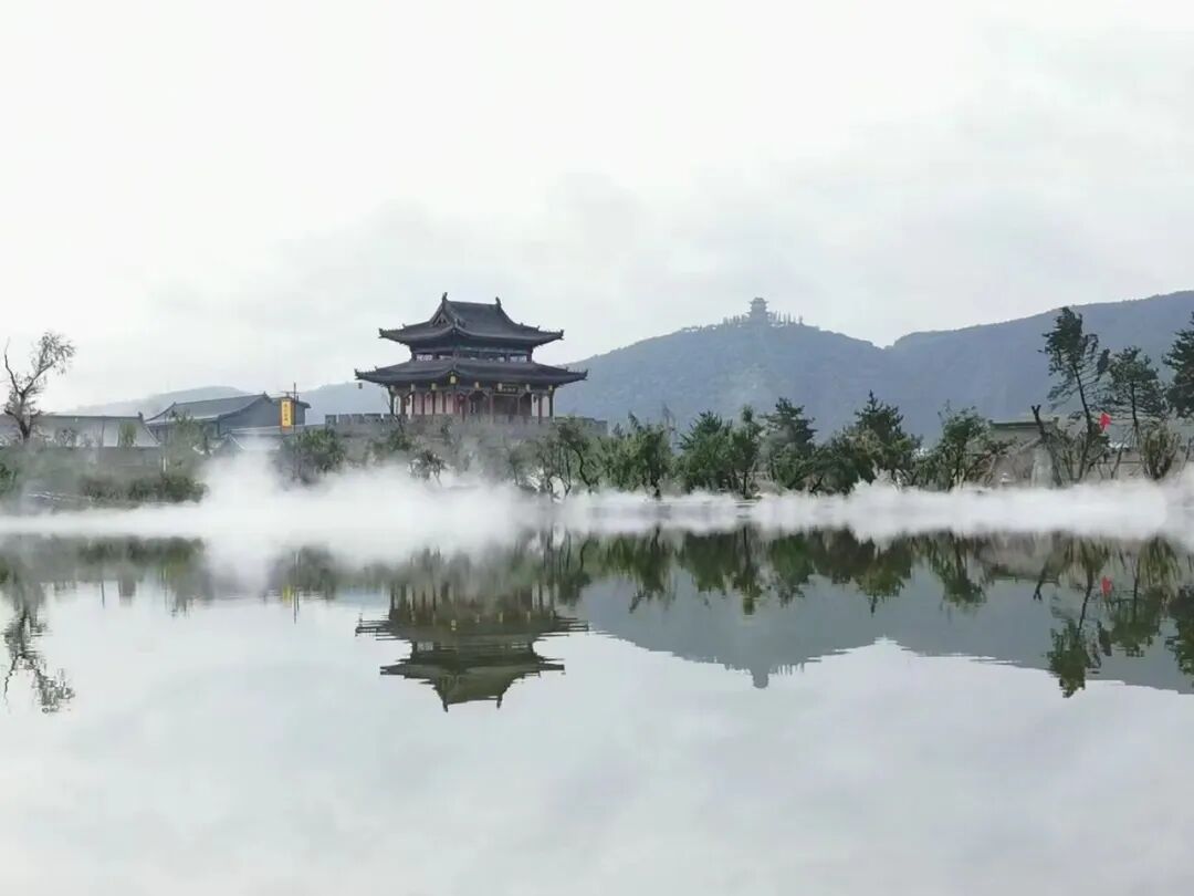 环州故城,这里,非止是复活的宋韵边城,更是陇东盛夏里,一座在流水、古建与烟火气中悠然吐纳清凉的避暑桃源。夜深,人潮渐散。古城的灯火温柔地亮着,映着空寂的青石巷。入住临江的特色窑院客栈。厚重的黄土墙隔绝了白昼的余温,室内幽静阴凉,无需空调,自有地脉的恒温守护。推开雕花的木格窗,环江的潺潺水声清晰入耳,如同自然的安眠曲。晚风裹挟着湿润的凉意,源源不断地送入枕畔。
