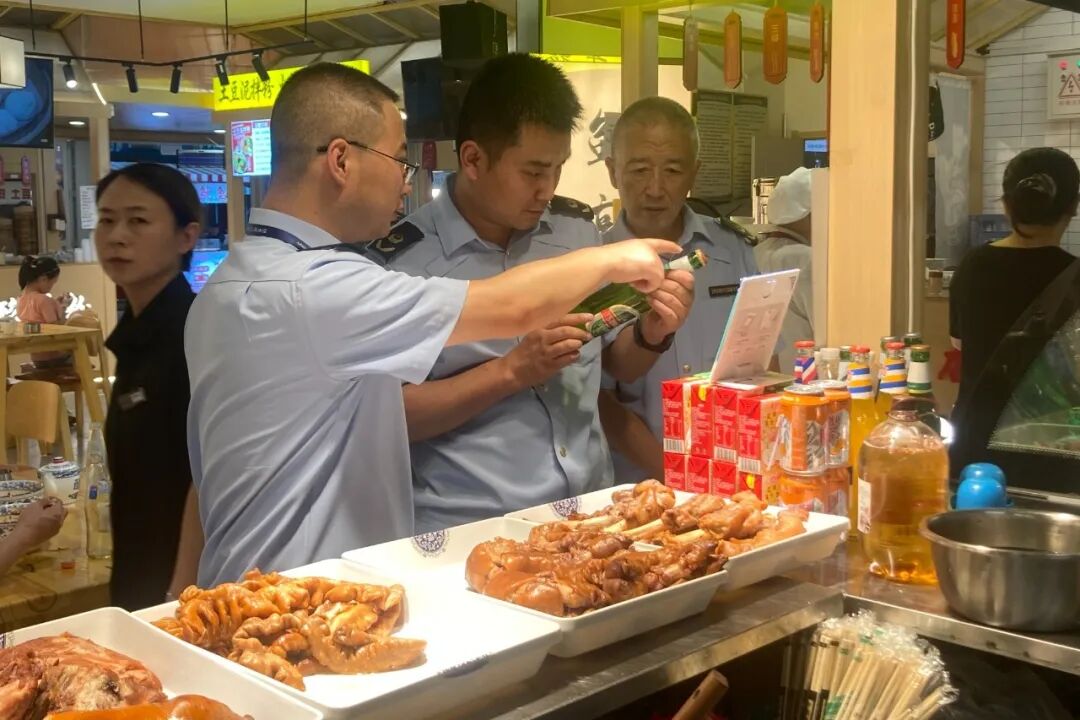 西峰区市场监管局:守牢夜市安全防线 护航民生烟火经济