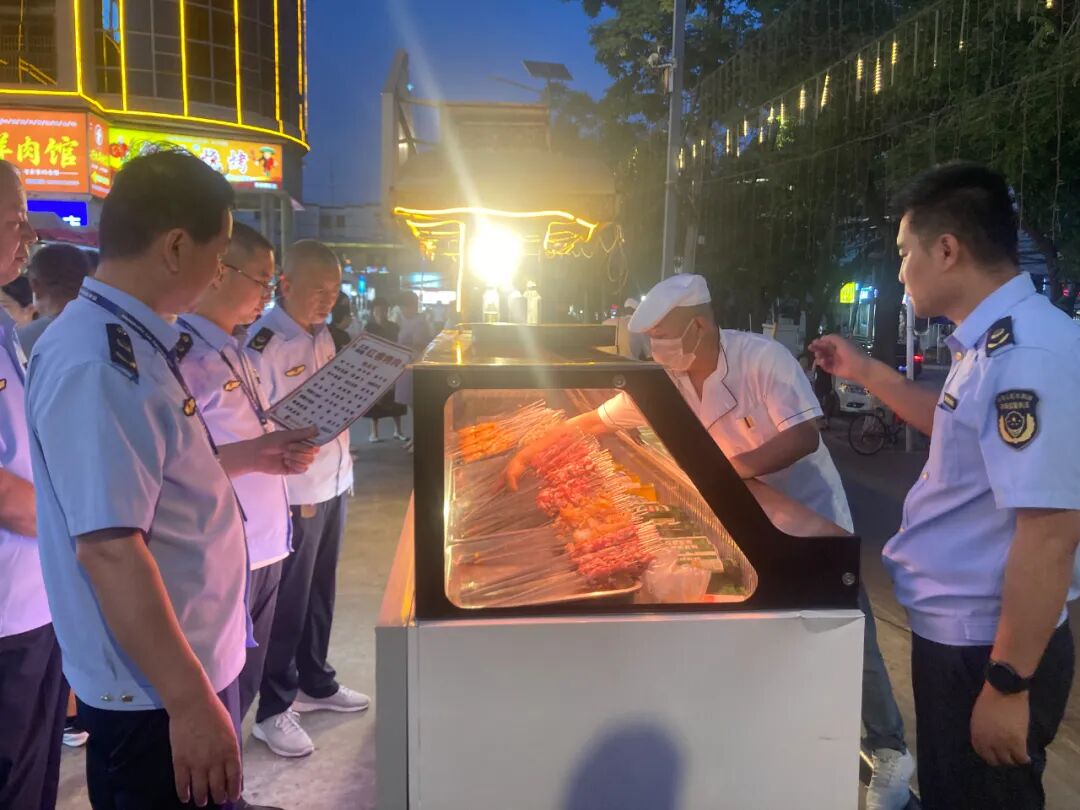 西峰区市场监管局:守牢夜市安全防线 护航民生烟火经济