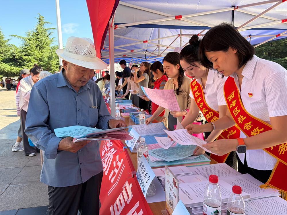 活动坚持政策宣传与便民服务深度融合,同步开展义诊志愿服务,为群众测量血压、普及健康知识。依托街面救助巡查车辆开展流动宣传,将普法宣传与“夏季送清凉”专项主动救助工作紧密结合,延伸宣传服务触角,提升宣传实效性。