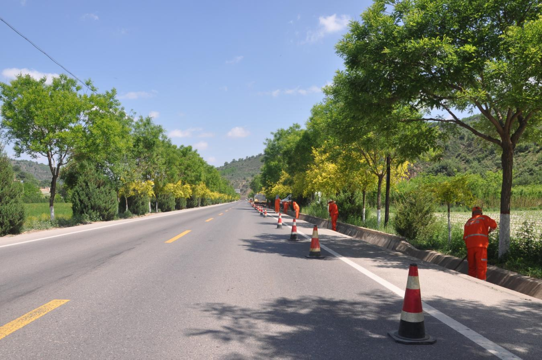 华池公路段精细养护守护红色骑行赛道