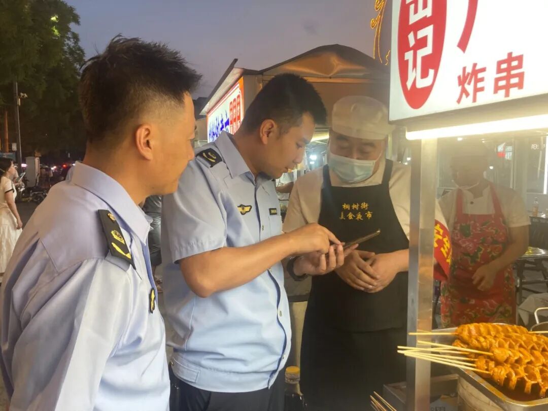 西峰区市场监管局开展夜市安全专项检查