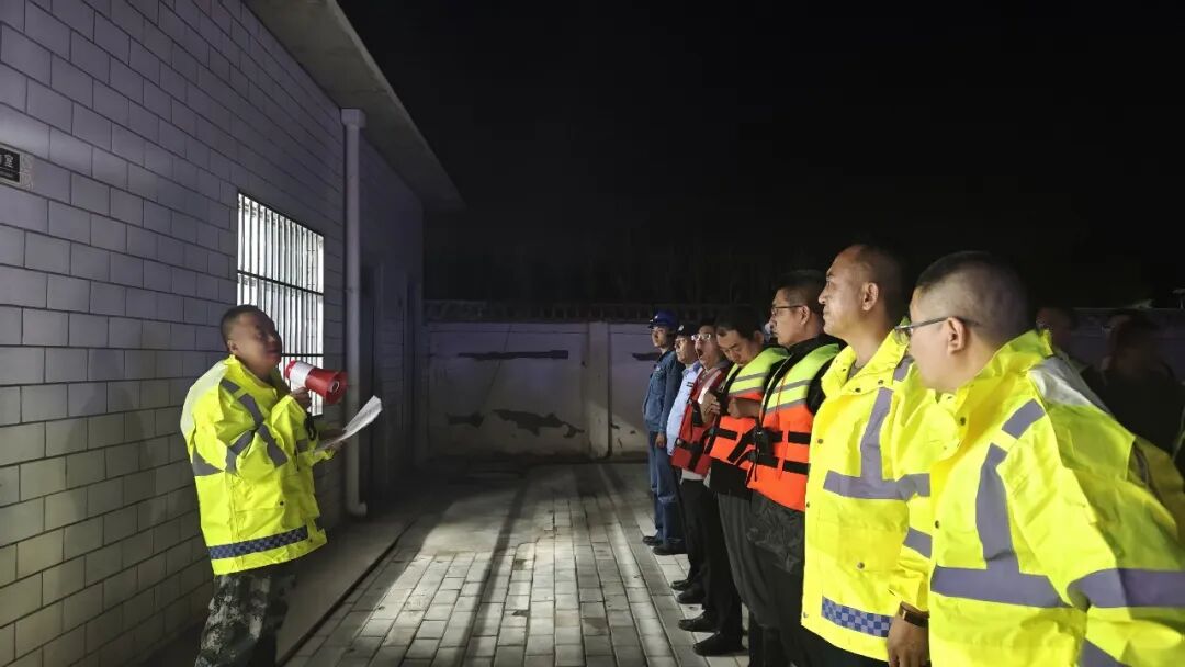 华池县悦乐镇:雨夜“突袭”演练 为群众撑起“安全伞”