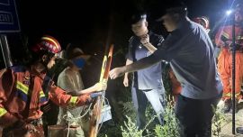 渔获两条，迷途两时；无人机起，险境归安