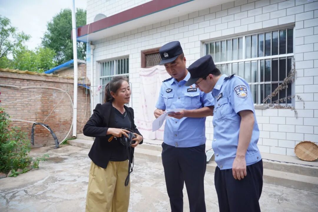 从“窗口”到“家门口”,那一抹藏蓝用脚步丈量着为民服务的“最后一公里”
