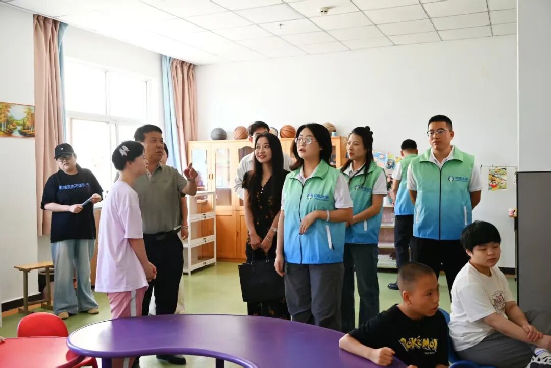 爱心送暖进福利院 公益同行显担当