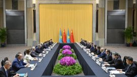 习近平会见哈萨克斯坦总统托卡耶夫