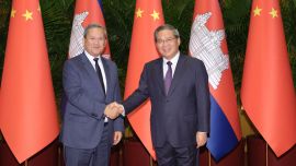 李强同柬埔寨首相洪玛奈会谈