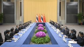 习近平会见泰国总理阿努廷