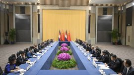习近平会见柬埔寨首相洪玛奈