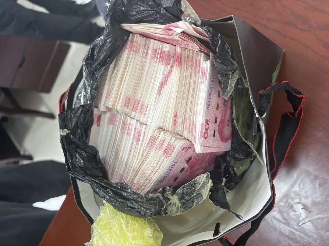 21万现金的“紧急刹车”:一场关于信任与谎言的赛跑