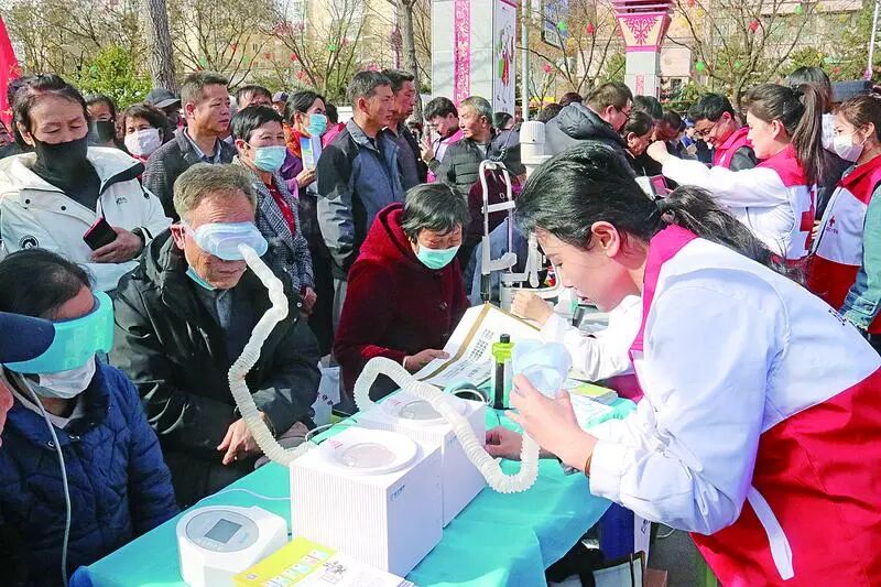 2026年“3·5”学雷锋纪念日主题志愿服务活动启动仪式上,西峰区红十字志愿者联合专业眼科医院,为市民进行眼部疾病检查和诊疗服务。通讯员 刘新艳 摄