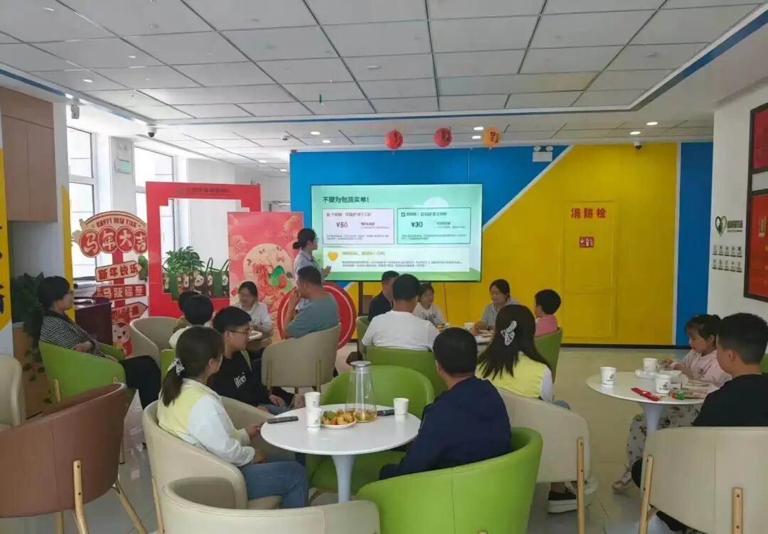 邮爱驿站送清凉贴心服务温暖户外劳动者