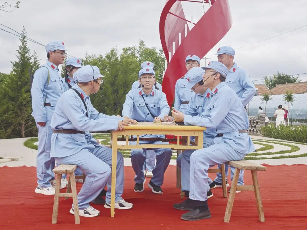 日前,宁县金村乡组织党员干部表演红色情景剧《红色启征程·初心映百年——梁掌堡会议》。