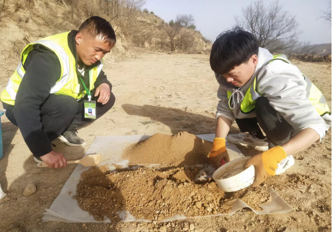 用脚步丈量耕地 用汗水守护粮仓