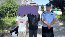 烈日下，那一抹藏蓝撑起的清凉绿荫