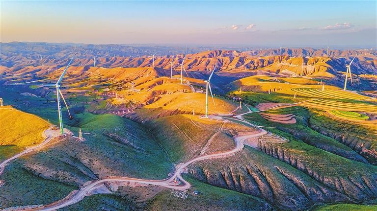 位于环县南湫乡境内的&ldquo;陇电入鲁&rdquo;配套&mdash;华能陇东能源基地600万千瓦风光储综合新能源示范项目。（记者丁凯）