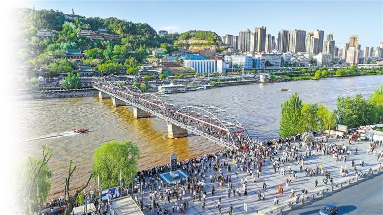 中山桥景点游人如织。(记者冯乐凯)