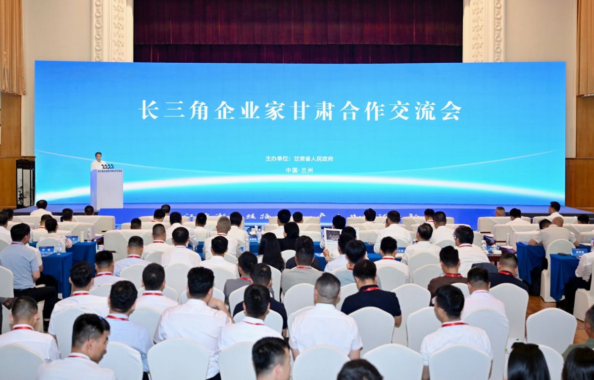 长三角企业家甘肃合作交流会日前在兰州举行,省委副书记、省长任振鹤出席并讲话。(新甘肃·甘肃日报记者盛学卿)