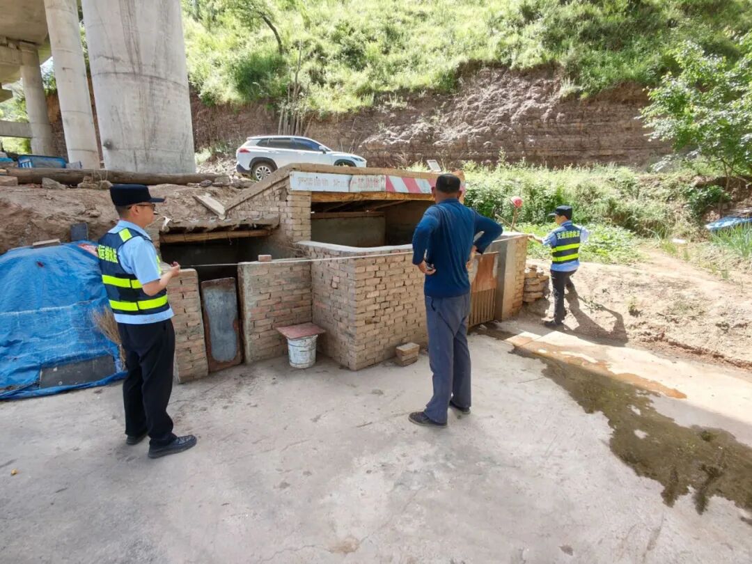 近日，大队执法人员在步行巡查时发现，华池收费站互通立交桥桥墩下方，村民私自搭建砖混结构猪圈，周边堆放大量干柴、原木树桩、农用器械等可燃物。互通桥下属于高速公路核心防护区域，私建构筑物会破坏桥梁基础，堆积柴草遇明火极易引发火情进而损毁桥梁，不仅危及高速桥梁设施安全，一旦发生火灾、滑坡险情，还会直接威胁村民自身人身、财产安全，存在双重安全风险。