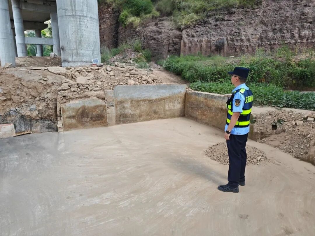 此次隐患处置，是华池大队践行执法为民理念的生动实践。全程坚持说理式、柔性执法，避免矛盾冲突，实现&ldquo;隐患清零、群众理解&rdquo;双向成效。下一步，华池大队将持续开展高速公路桥下空间、沿线边坡、互通立交全域巡查管控，加大沿线村镇公路安全普法宣传力度，全力守护高速公路基础设施完好与道路通行安全。