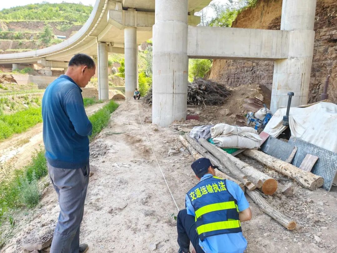 隐患关乎民生，执法重在为民。执法人员当即联系涉事村民抵达现场，会同勘验取证，清晰指明违法占用桥下空间的事实。同时结合《中华人民共和国公路法》、《公路安全保护条例》相关条款，细致剖析违建、堆柴潜藏的火灾、坍塌、桥梁损毁等各类风险，耐心讲解高速公路桥下管控的安全意义。经过法律宣讲与安全劝导，村民意识到自身行为的危害性，主动配合开展整改工作，自行拆除全部砖混猪圈墙体，分批清运干净堆积物，彻底清空桥下占用区域。
